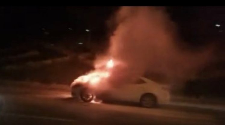 Maltepe'de seyir halindeki otomobil yandı