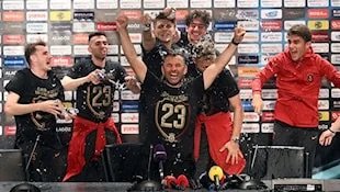 Galatasaraylı futbolculardan Okan Buruk’a ‘sulu’ kutlama