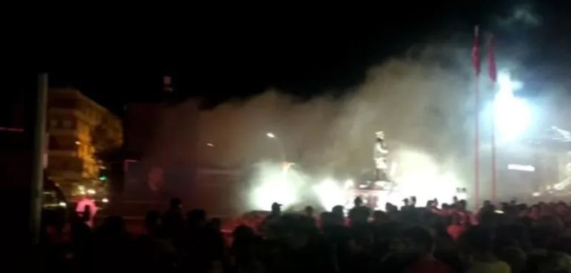 ak parti'nin düzenlediği cengiz kurdoğlu konserinde yangın çıktı: bakan nebati alandan uzaklaştırıldı