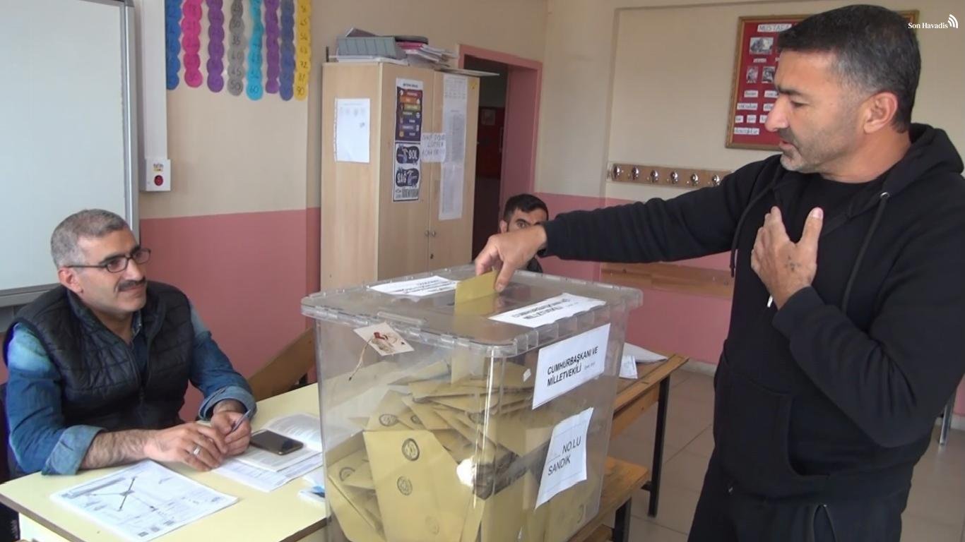 Ahlat'taki Ahıska Türkleri oylarını kullandı