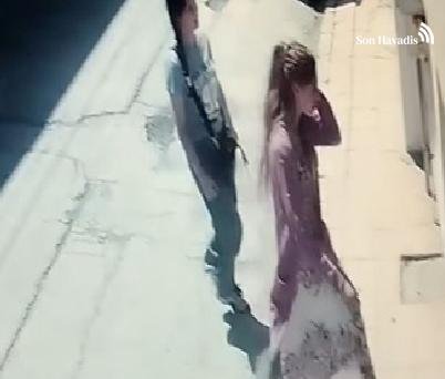 Apartman kapısını kartlayan kadın hırsızlar güvenlik kamerasına yakalandı