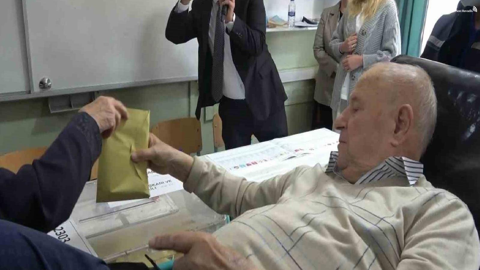 Bursa'da engeli olan ameliyat sandığa ambulansla ameliyat edildi