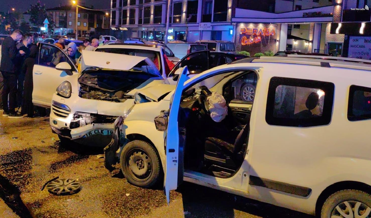 Bursa'da iki araç kafa kafaya çarpıştığı feci kaza kamerada: 2 yaralı