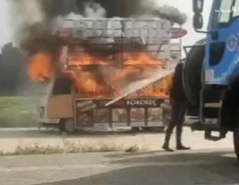 Bursa'da kokoreç aracının alev alev yandığı anlar kamerada