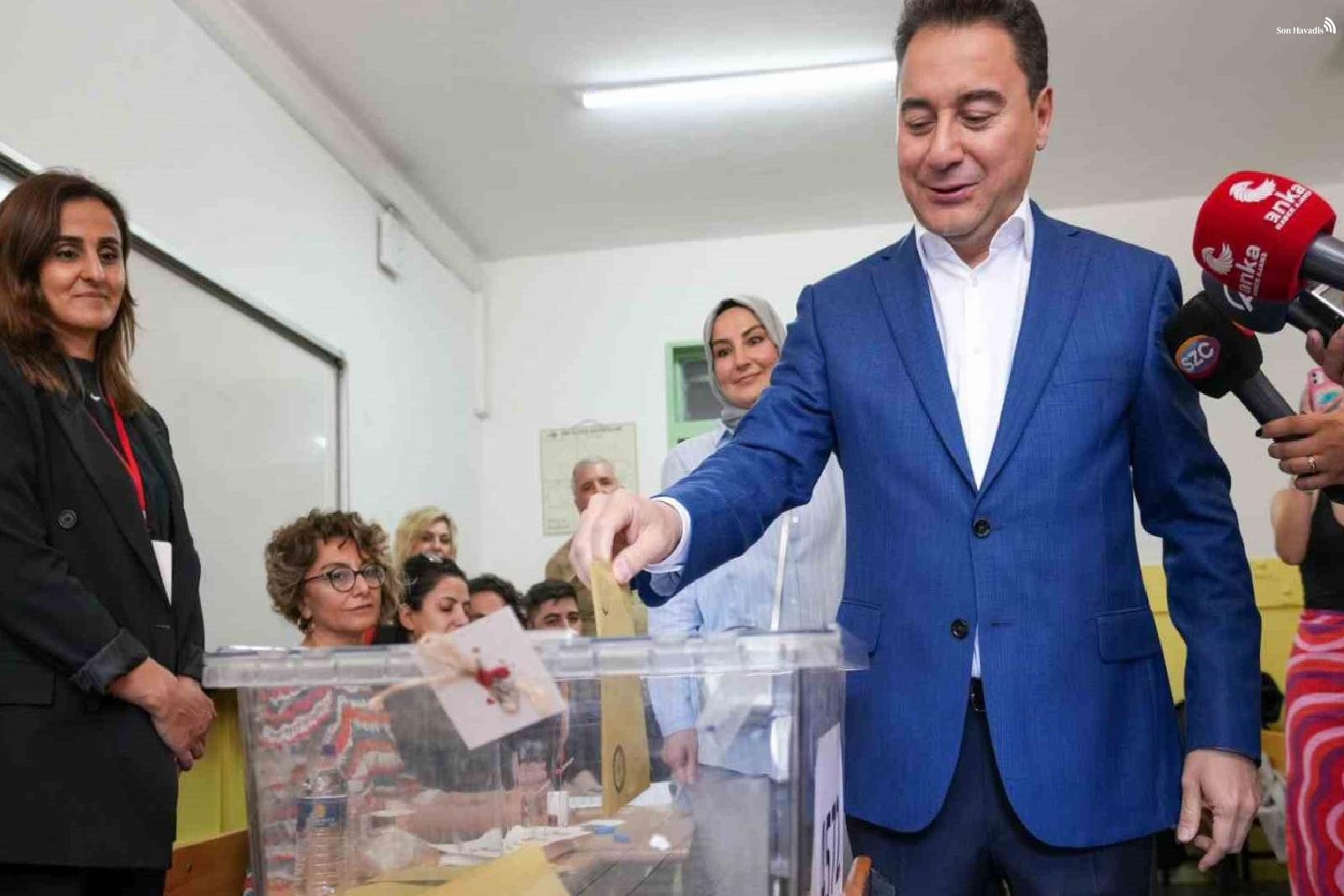 DEVA Partisi lideri Babacan ve eşi oylarını kullandı