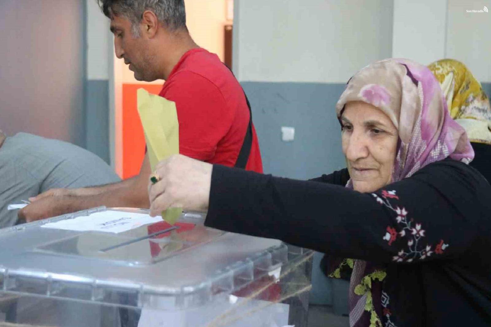 Diyarbakır'da isteyen oy kullanmaya başladı