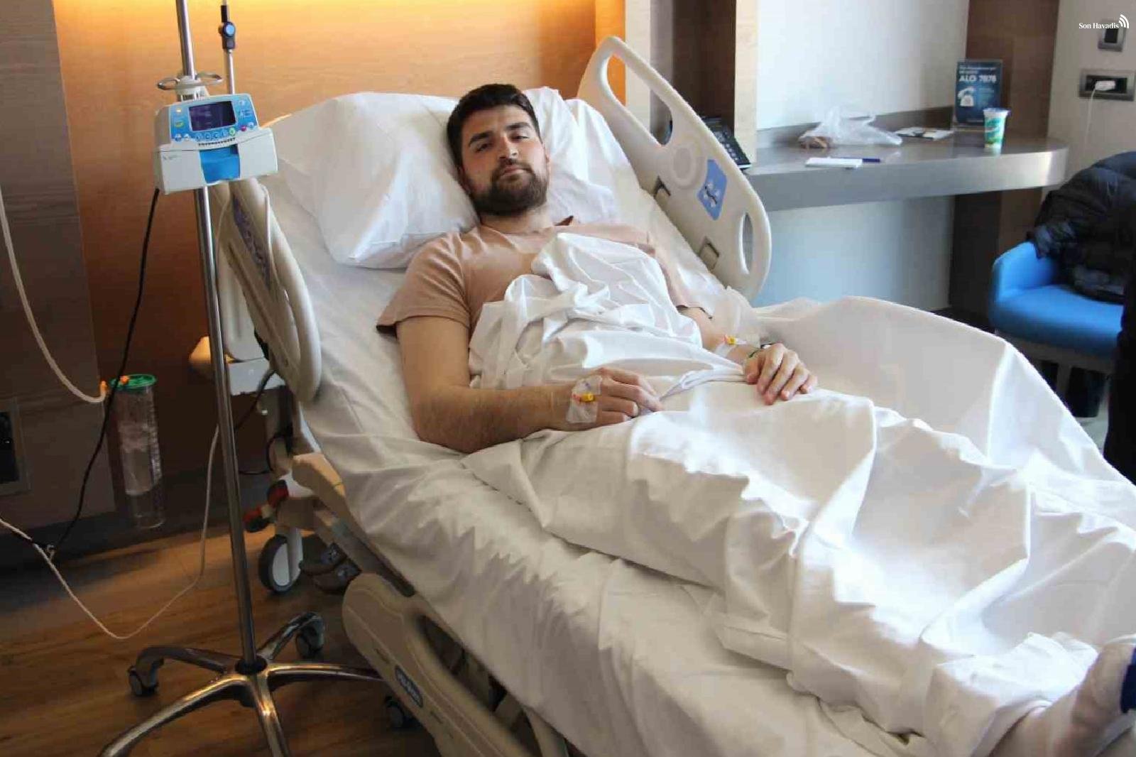 Beşiktaş'ın kalecisi Ersin Destanoğlu, akut apandisit teşhisi konularak ameliyat edildi.