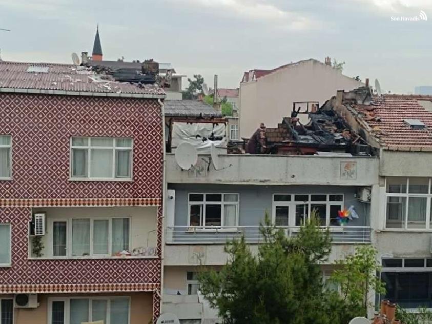 Eyüpsultan'da 2 katlı bina çatısı alev alev yandı