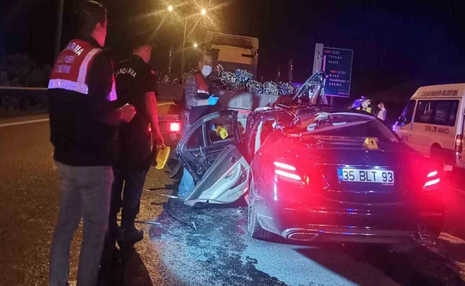 Feci Kaza İzmir'de otomobil tıra ok gibi saplandı: 1 ölü