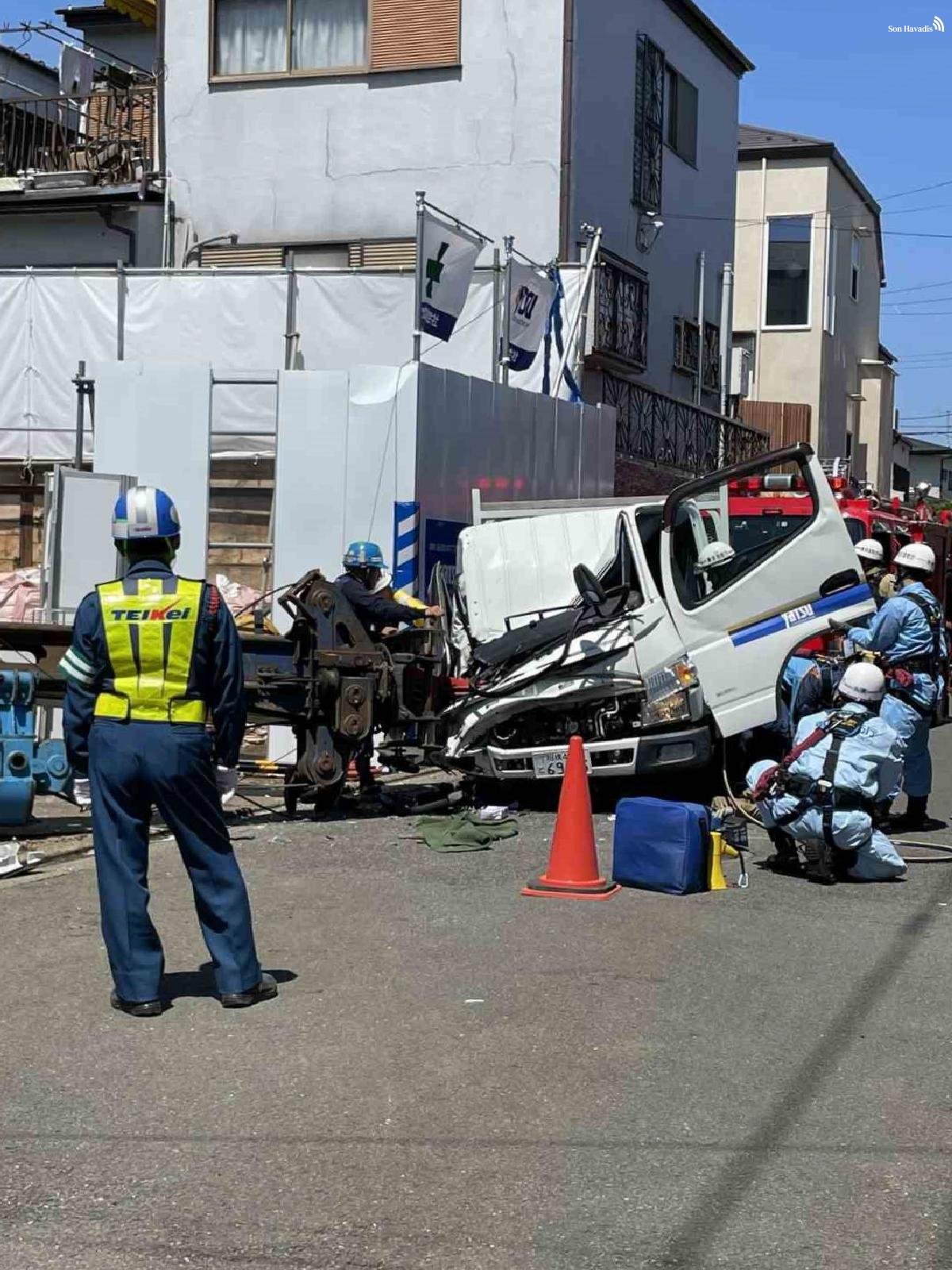 Japonya'da vinç taşımacılığı üzerine devrildi: 1 ölü, 1 yaralı