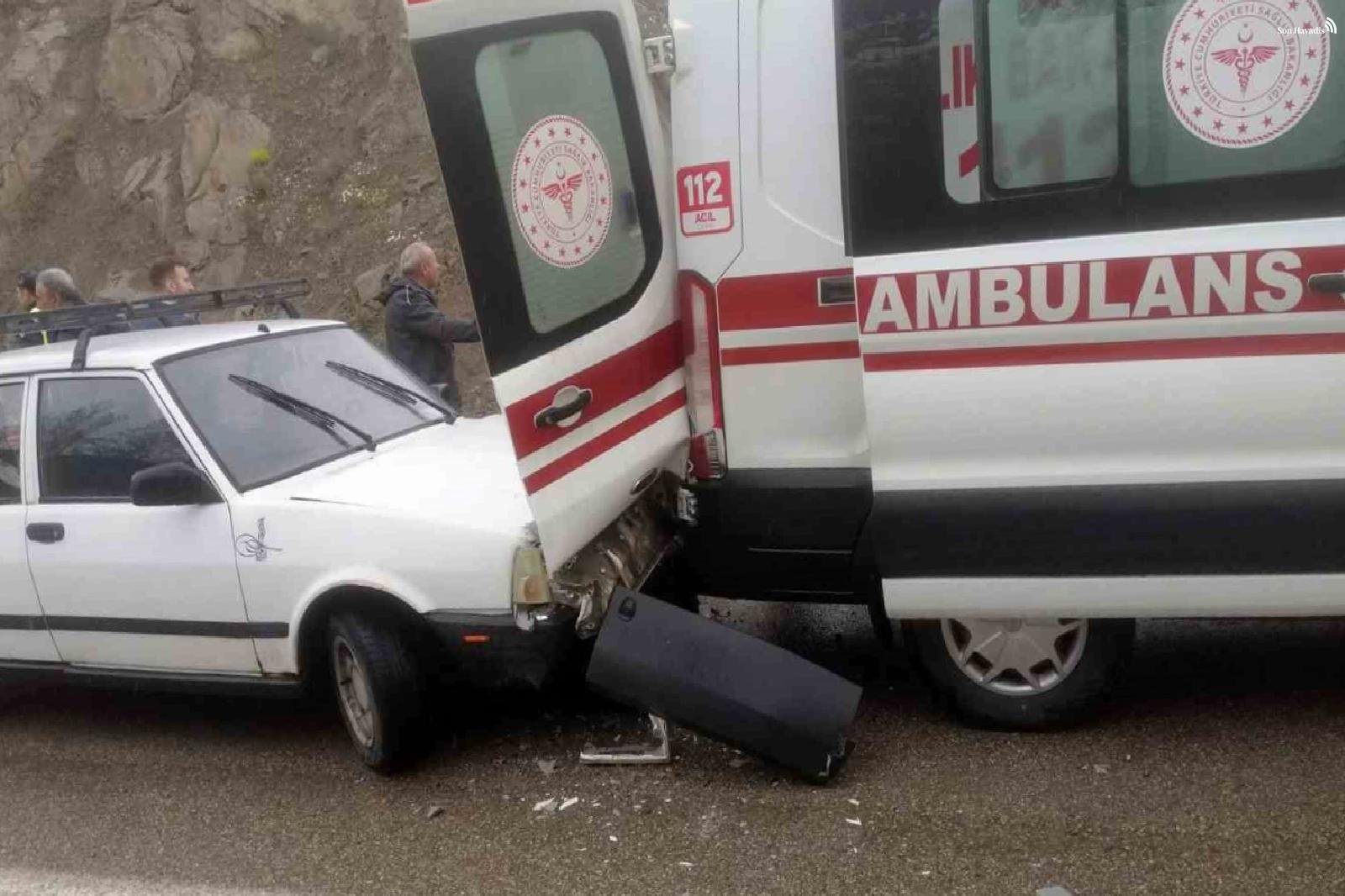 Kazaya müdahale eden ambulansa araba çarptı