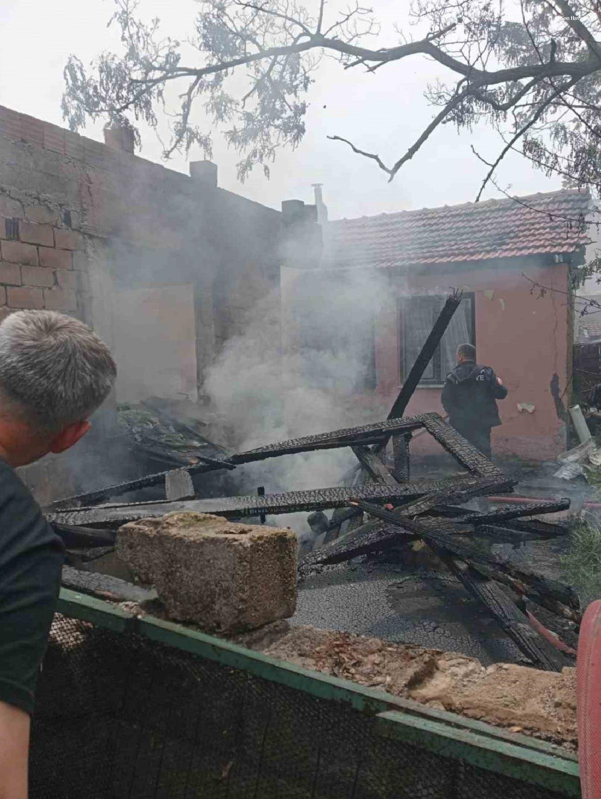 Kırklareli'de yangın: 2 ev kullanılmaz hale geldi
