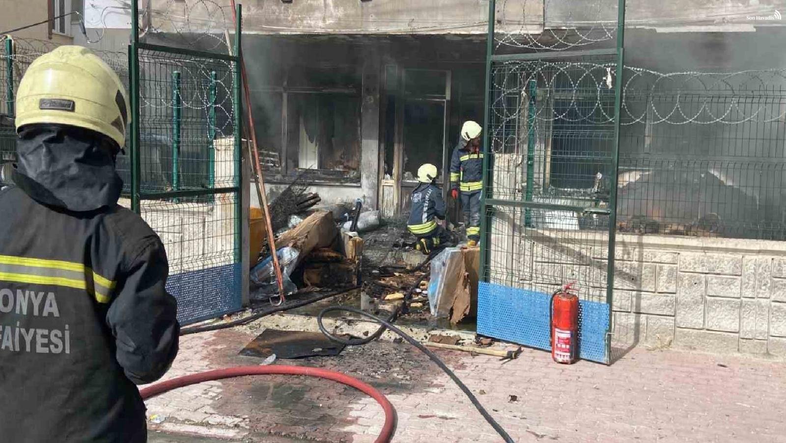 Konya'da yatak ve bazaların bulunduğu depo yandı