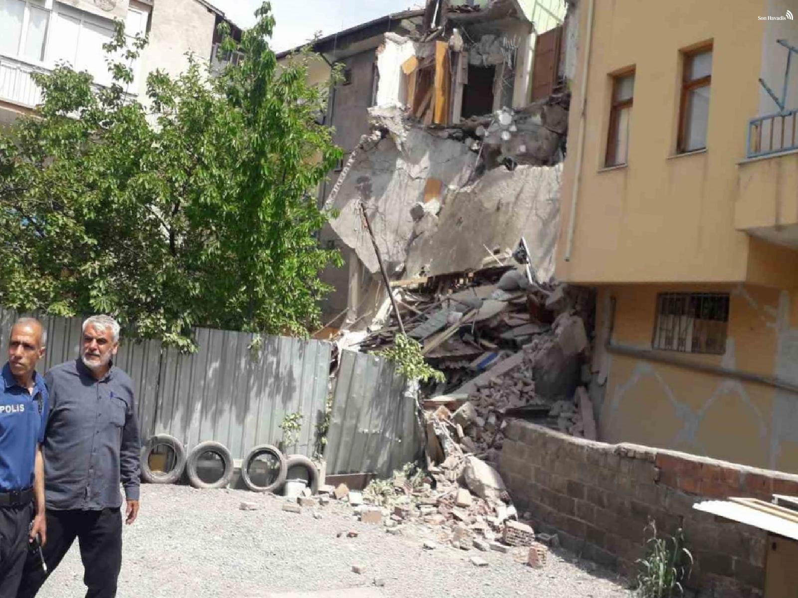 Malatya'da ağır rüzgarlı bina çöktü