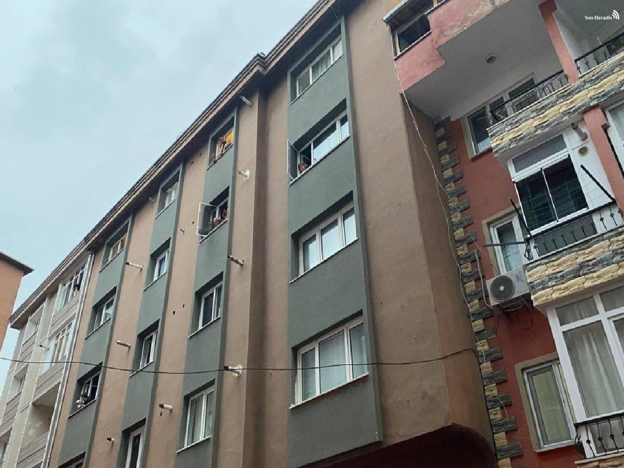 Mecidiyeköy'de 5 katlı binanın çatısı yandı: 3 yaralı