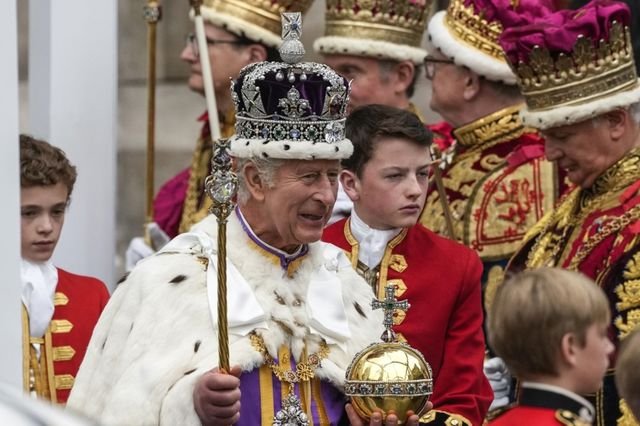 İngiltere'de Prens Charles tacını giydi