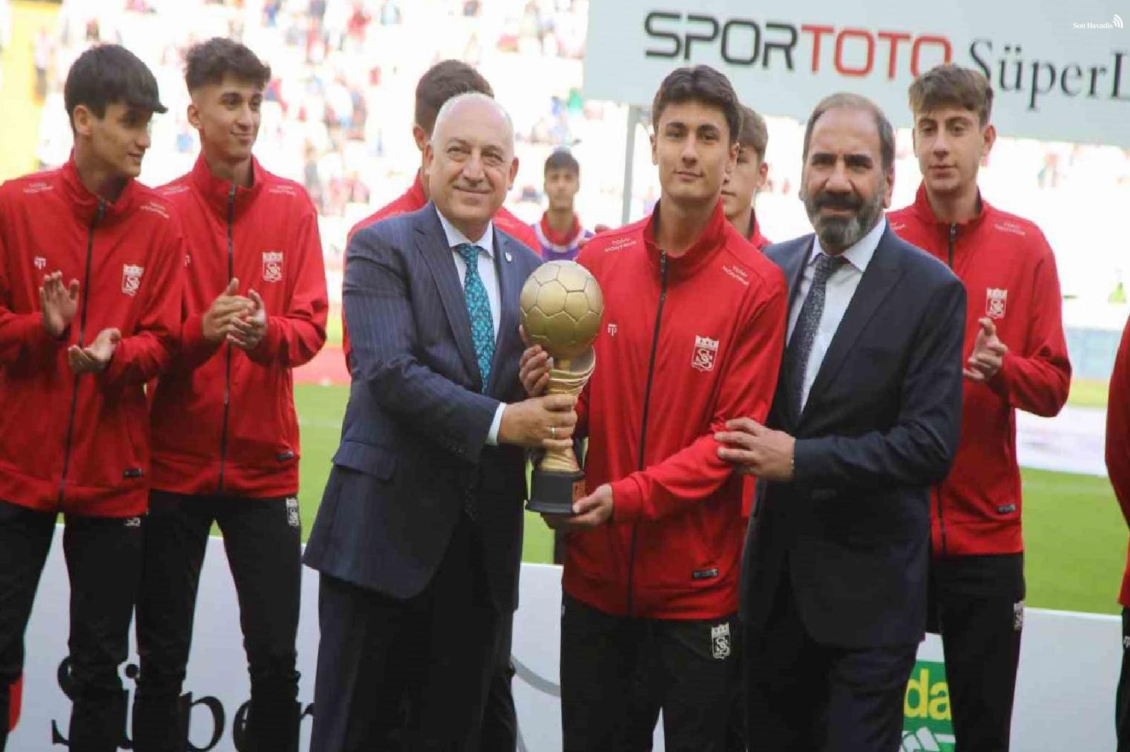 U17 Elit A Ligi şampiyonluk kupasını TFF Başkanı Büyükekşi verdi