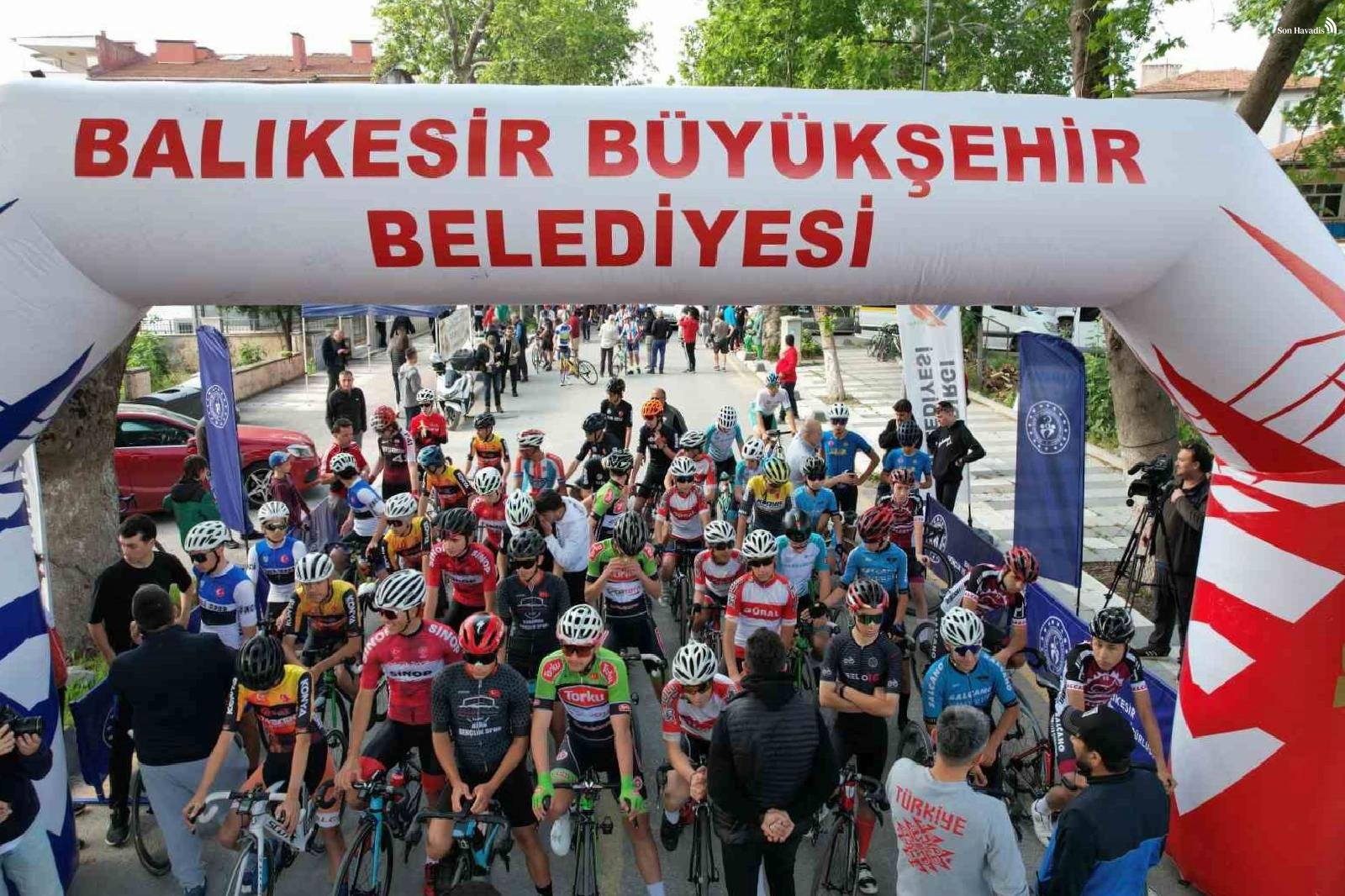 Türkiye Kupası yol bisiklet yarışları Sındırgı'da başladı