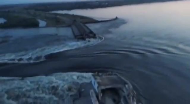 nova kakhovka hidroelektrik santrali bölgesinden 17 bin kişi tahliye edildi