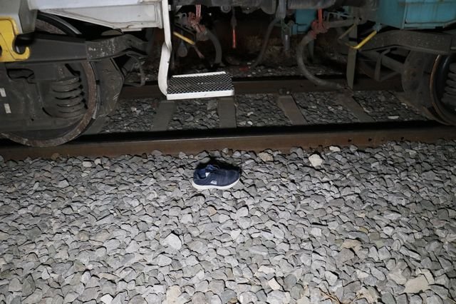adana’da yük treninin çarptığı genç ağır yaralandı