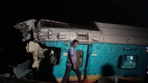 Hindistan'da korkunç kaza: Tren raydan çıktı 50 ölü, yüzlerce yaralı