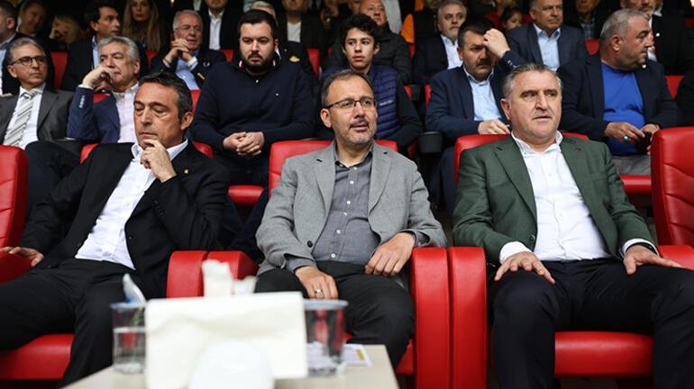 Gençlik ve Spor Bakanı Osman Aşkın Bak, derbiyi statta takip etti