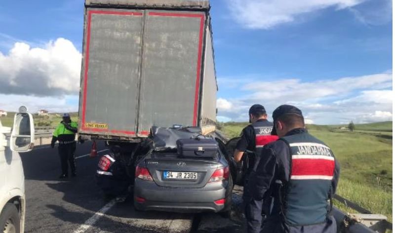 Ankara'da korkunç kaza: Otomobil TIR'a arkadan çarptı
