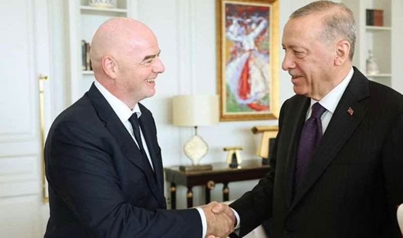 cumhurbaşkanı erdoğan, fifa başkanı infantino ile görüştü: forma hediye etti!