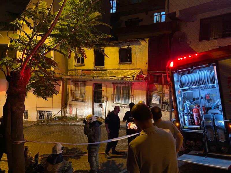 kağıthane’de 2 katlı metruk bina alev alev yandı