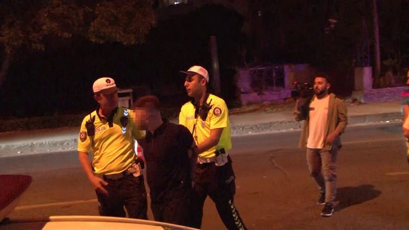 kadıköy’de denetime takılan alkollü sürücü habercilere saldırdı