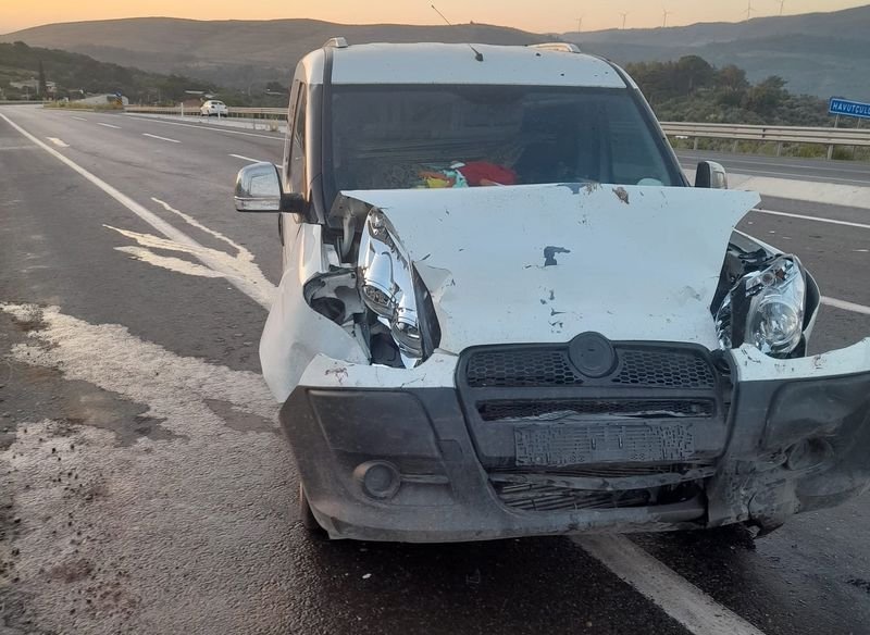 aydın'da ticari araç ile çarpışan otomobil yan yattı: 5 yaralı
