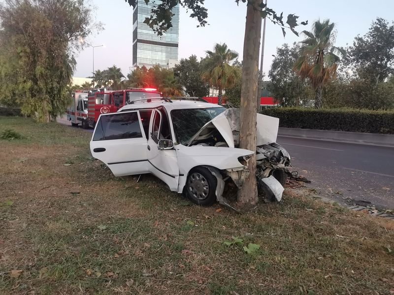 i̇zmir'de satılık araçla ağaca çarpan sürücü hayatını kaybetti