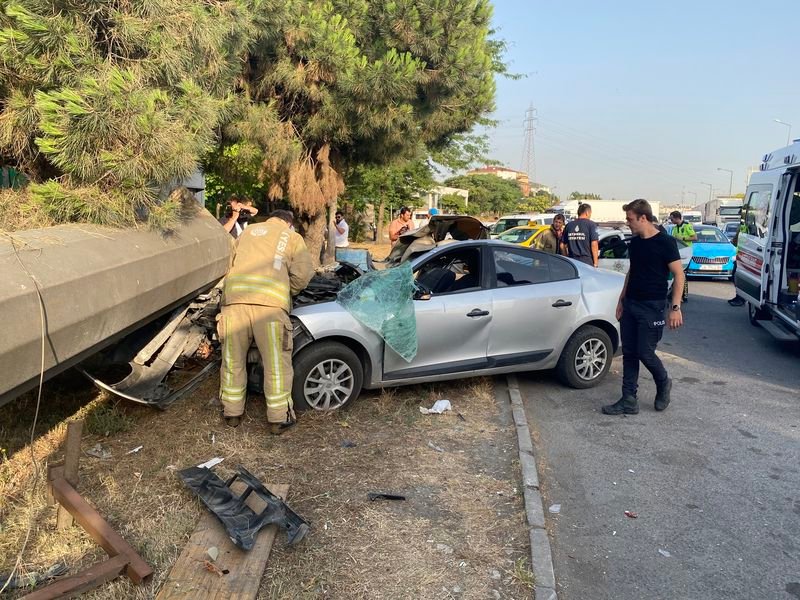 ataşehir'de direğe çarpan otomobil hurdaya döndü: 1 yaralı