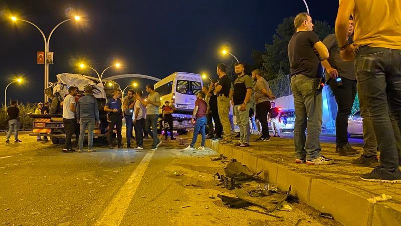 diyarbakır’da 4 aracın karıştığı zincirleme kazada 2’si ağır 5 kişi yaralandı