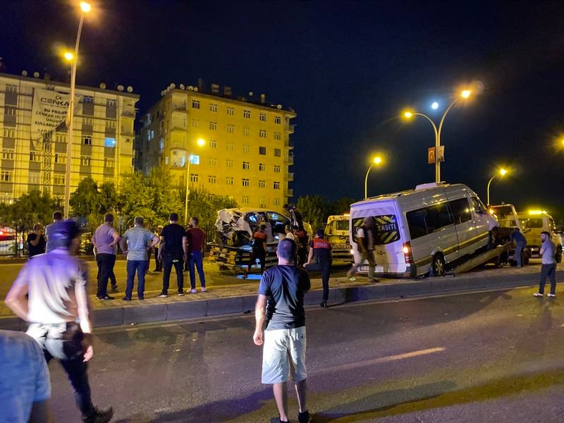 diyarbakır’da 4 aracın karıştığı zincirleme kazada 2’si ağır 5 kişi yaralandı
