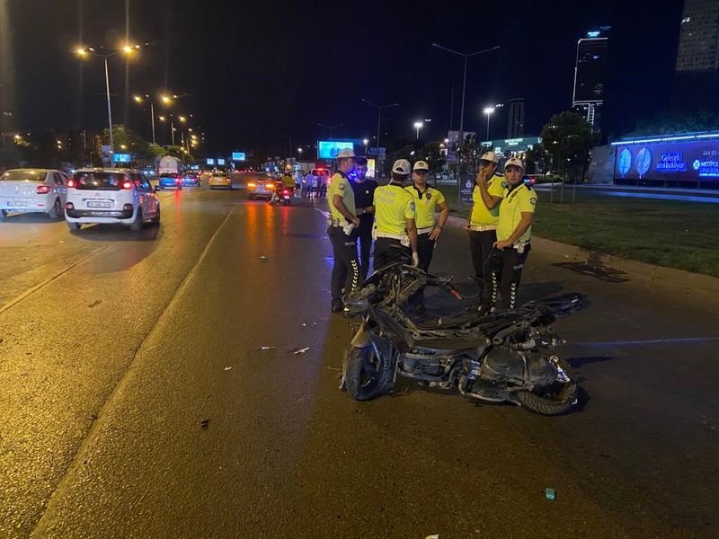 kadıköy'de makas atarak ilerleyen araç motosiklete çarptı: 1 ölü