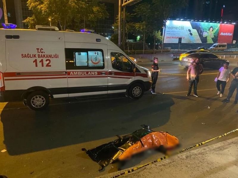kadıköy'de makas atarak ilerleyen araç motosiklete çarptı: 1 ölü