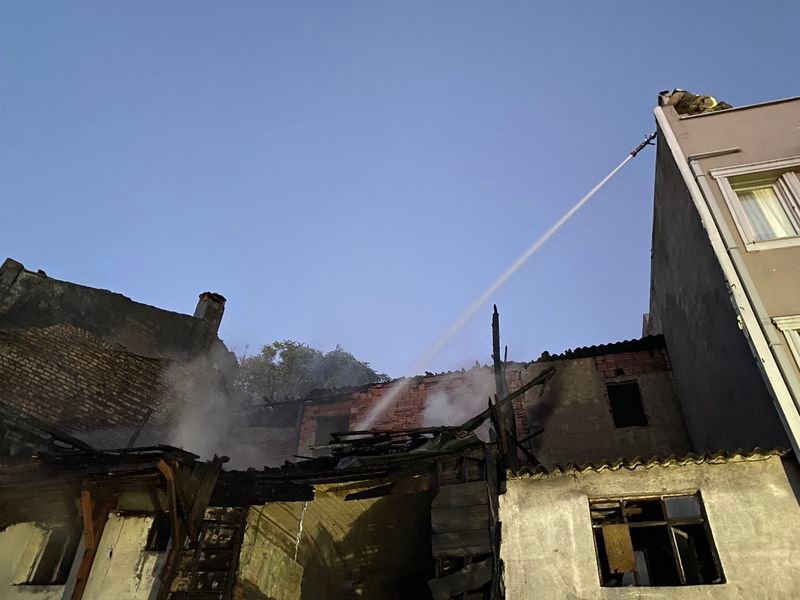 fatih'te 2 katlı metruk bina alev alev yandı