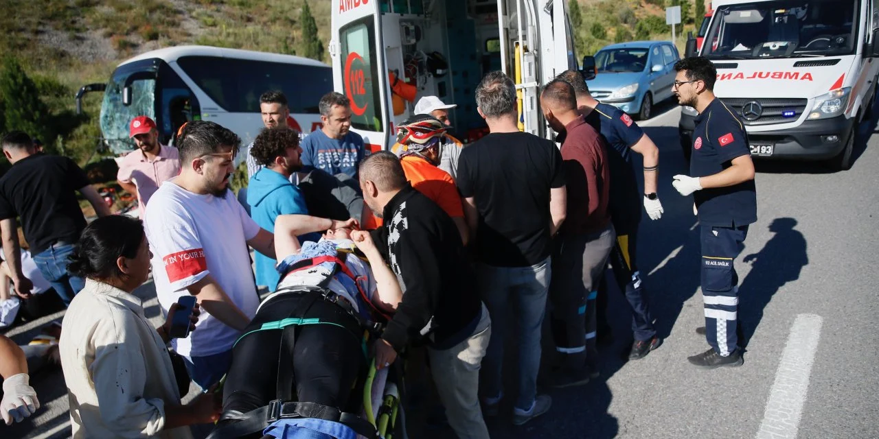 eskişehir'de katliam gibi kaza... otobüs devrildi: çok sayıda yaralı