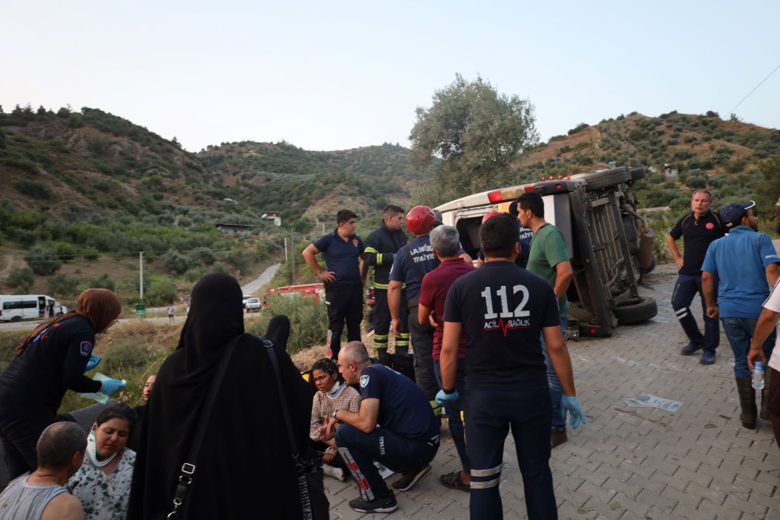 öğrencileri türbeye götüren minibüs devrildi: 20 yaralı