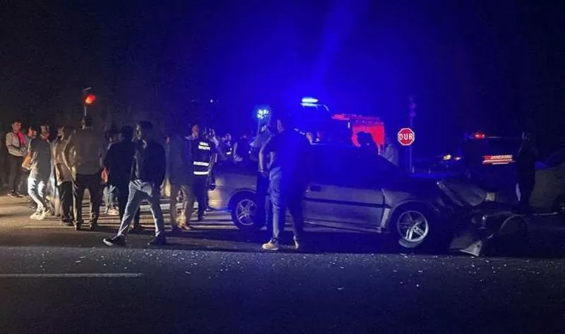 sivas'ta iki otomobil kavşakta çarpıştı: 9 yaralı