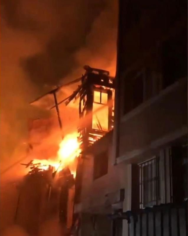 fatih'te 2 katlı metruk bina alev alev yandı
