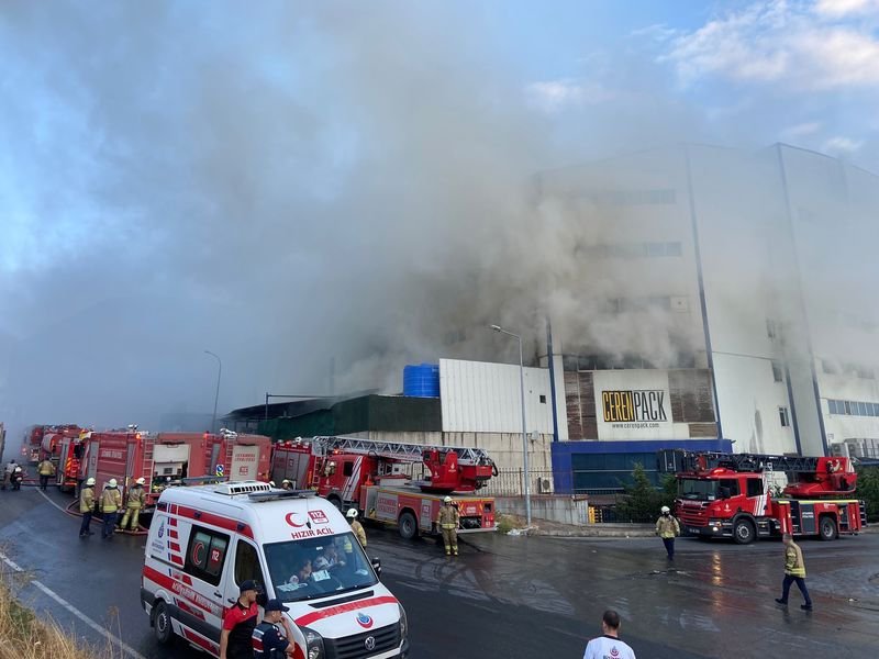  arnavutköy akpınar sanayi bölgesi’nde 4 katlı cam üretim fabrikasında yangın