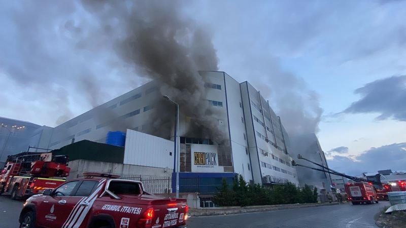  arnavutköy akpınar sanayi bölgesi’nde 4 katlı cam üretim fabrikasında yangın