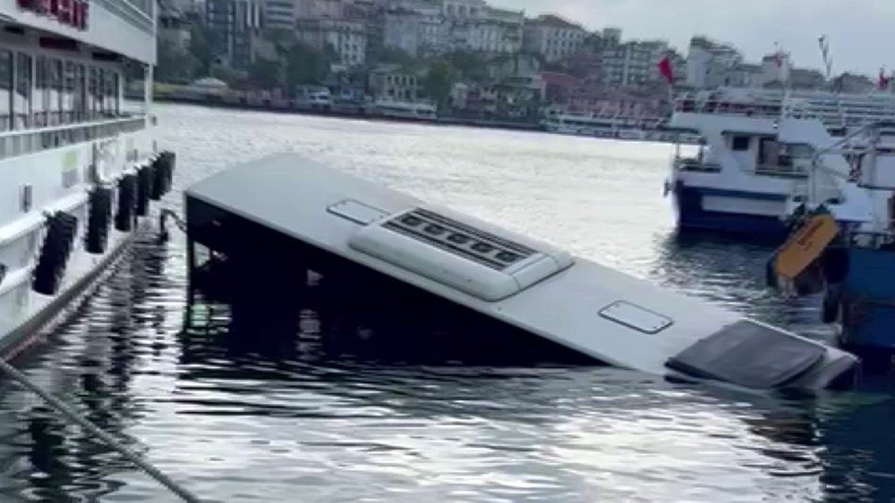 eminönü’nde i̇ett otobüsü denize düştü