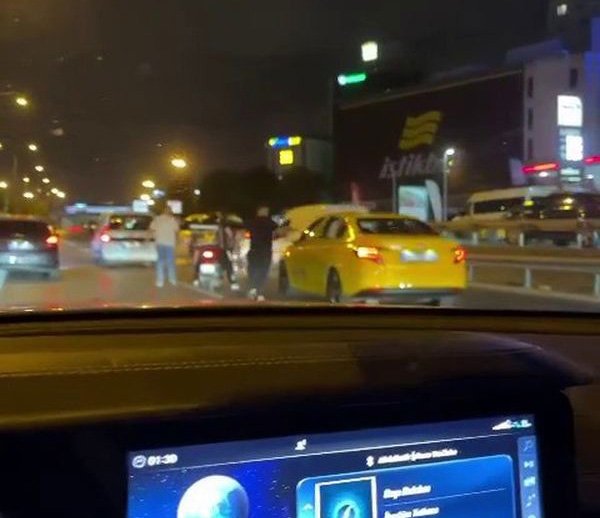 kadıköy'de yol kavgası: taksiciyi darp ettiler
