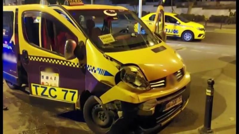 üsküdar'da dolmuş ile taksi çarpıştı: 3 yaralı