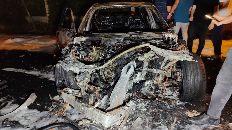 beylikdüzü'nde kaza yapan lüks otomobil yandı