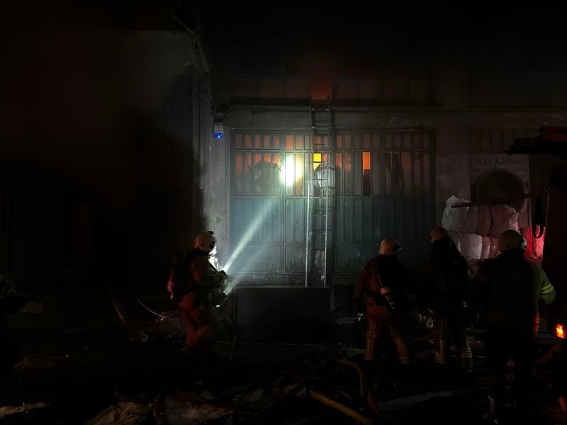 bayrampaşa'da dört katlı bir iş hanında yangın çıktı