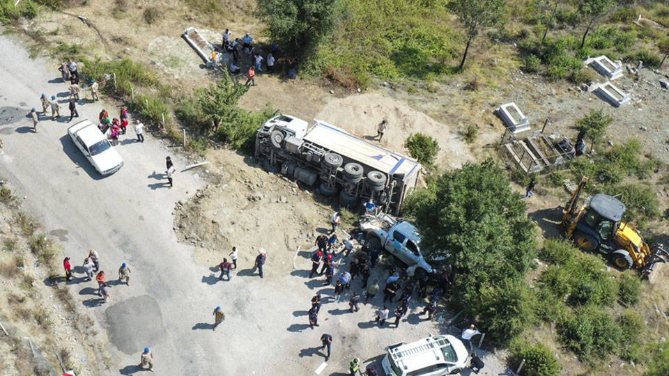 kahramanmaraş’ta freni boşalan kamyon cenaze namazı kılanların arasına daldı: 4 ölü, 25 yaralı